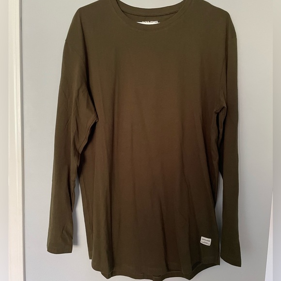 Jack & Jones Essential Army Green Long T-Shirt made with Organic Cotton - Picture 1 of 4